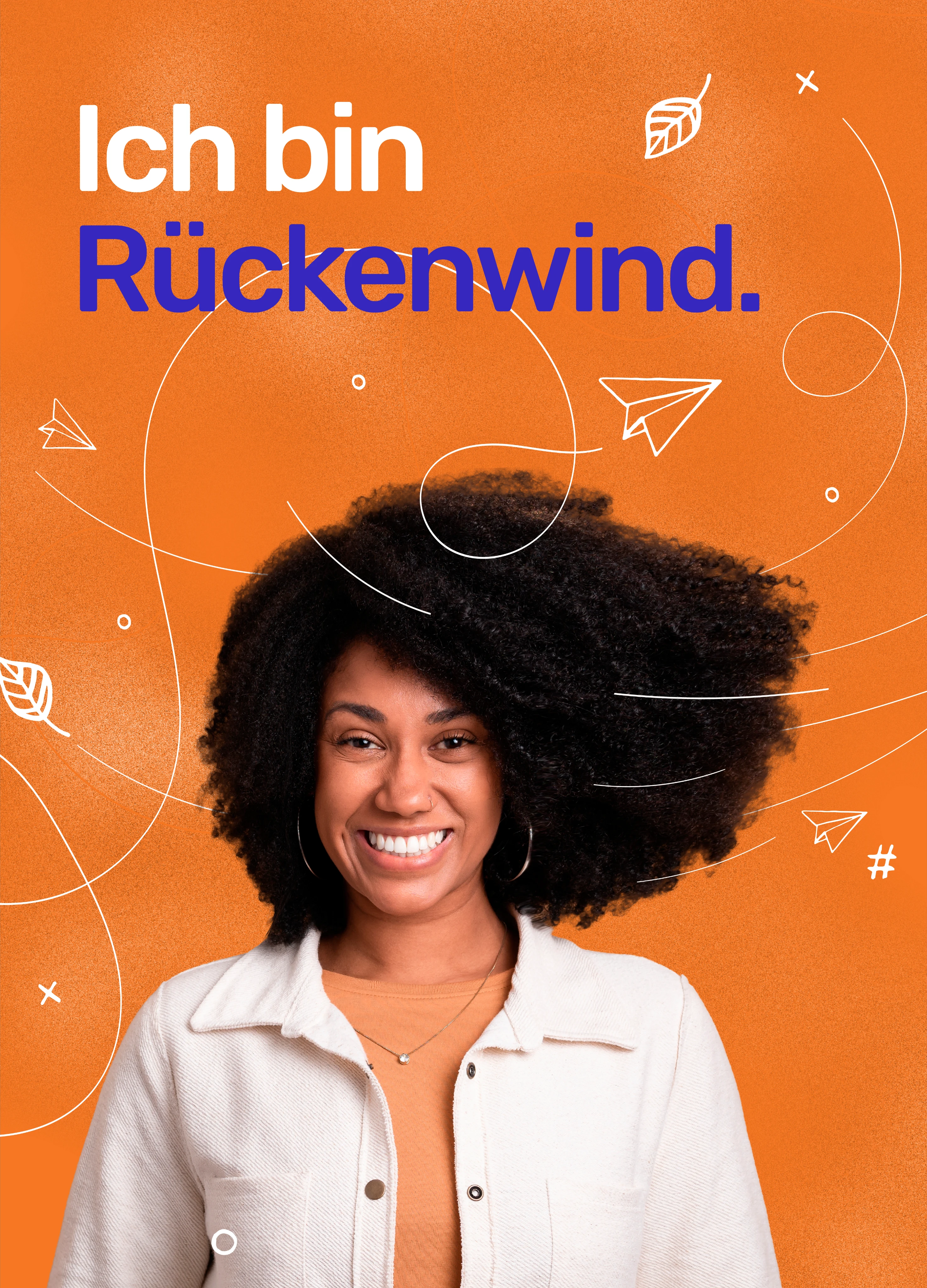 Orangefarbene Grafik mit weißen Symbolen wie Blättern und Papierfliegern. In der linken oberen Ecke der Schriftzug “Ich bin Rückenwind” und im Vordergrund ist eine junge Frau abgebildet, die motiviert in die Kamera lächelt.