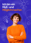 Blaue Grafik mit weißen Symbolen wie einer Glühbirne und einer Sonne. In der oberen linken Ecke der Schriftzug “Ich bin Mut- und Möglichmacher.” Im Vordergrund ist eine junge Frau in einem orangefarbenen Pullover abgebildet, die motiviert in die Kamera lächelt.
